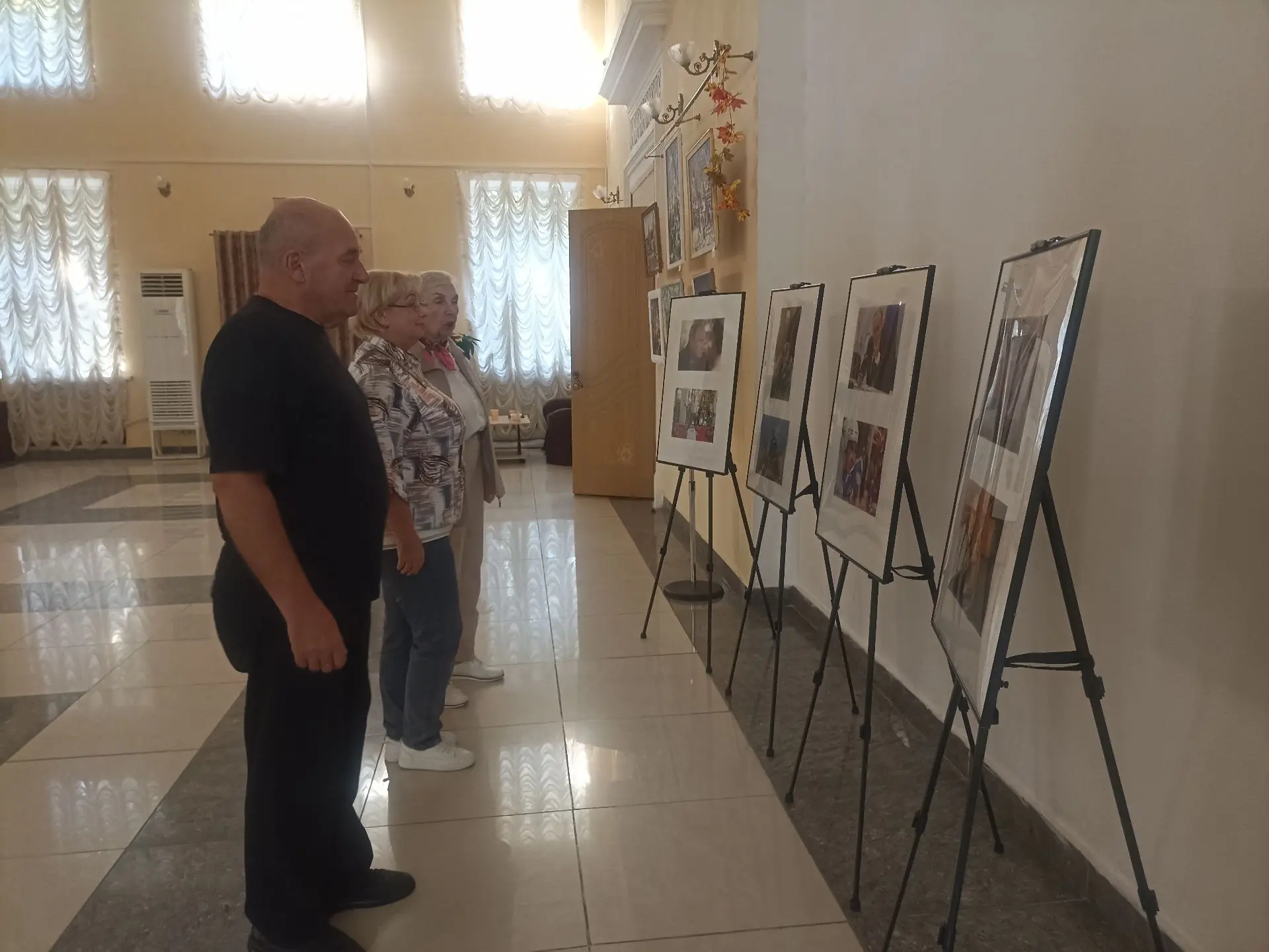 Фотовыставка «Президент и гражданин» открылась в Доме творчества и досуга «Луч»