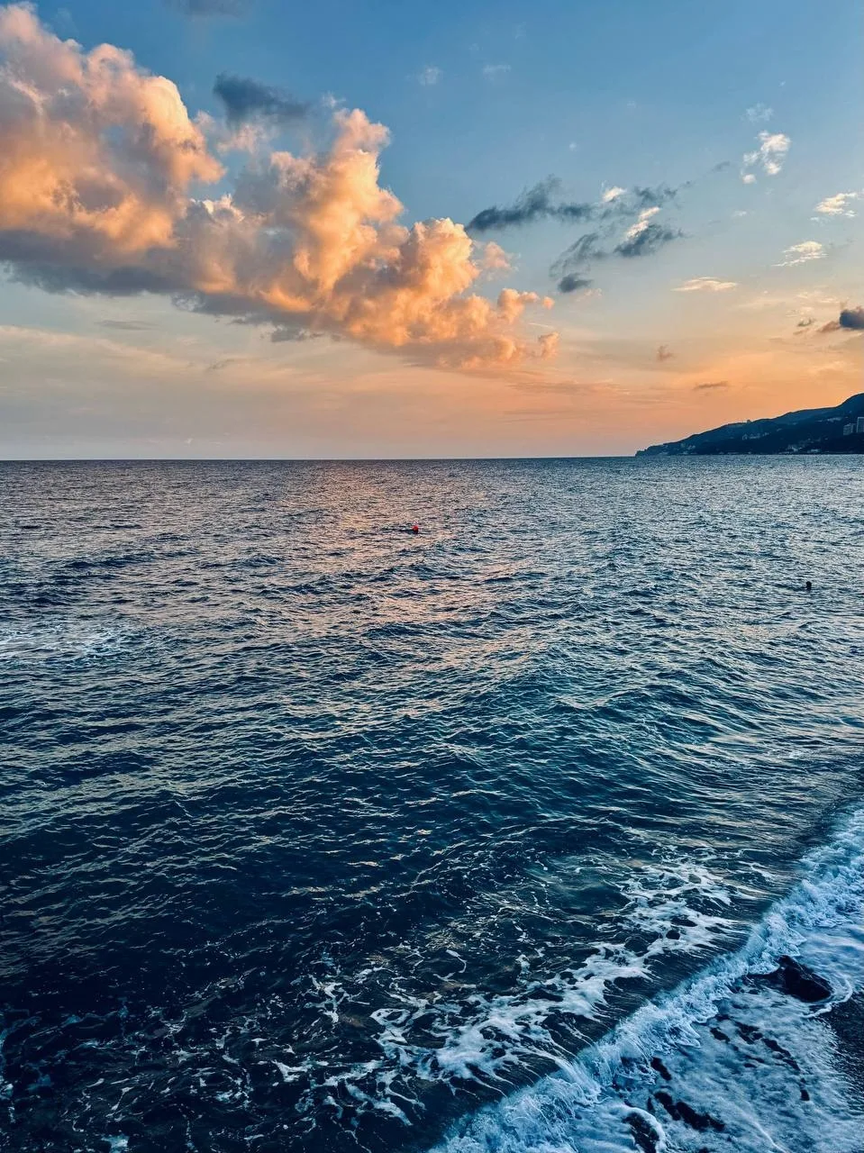 Краски осеннего заката на Массандровском пляже🌅