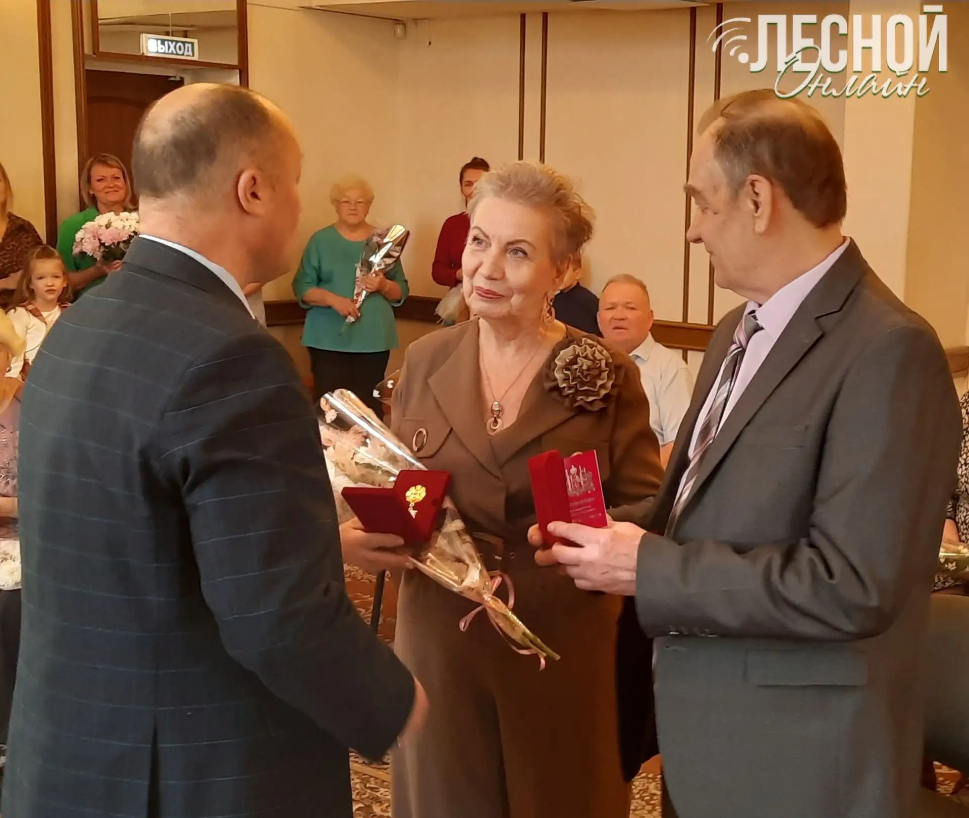 💫 Золотые истории любви: 4 пары Лесного получили областную награду «Совет да любовь» ❤