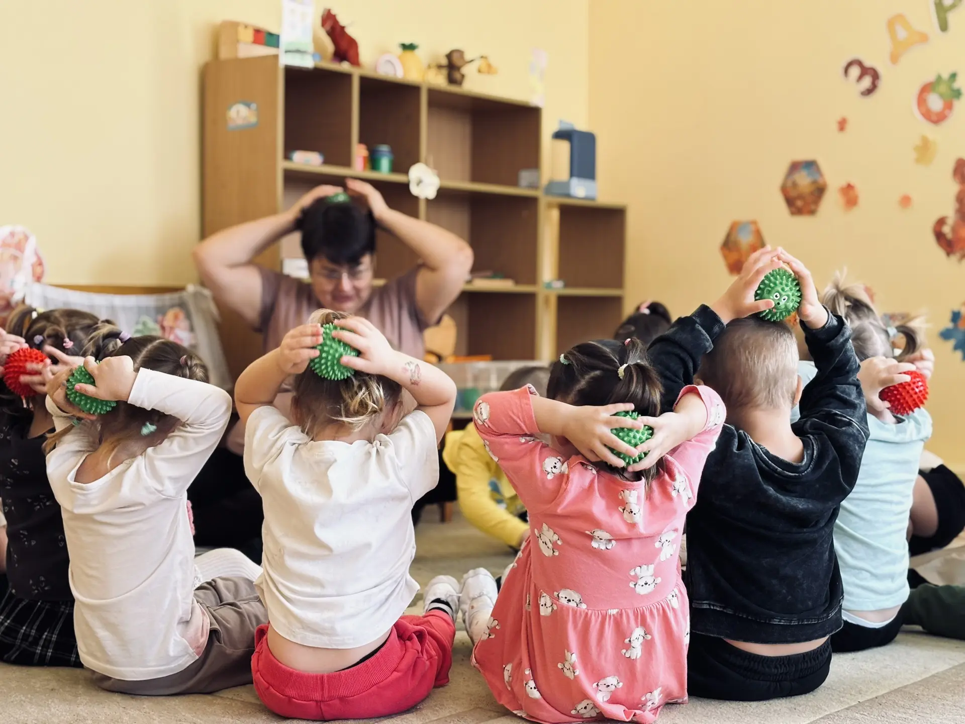 Милые поделки от «Кнопочек»: ёжики из шишек и пластилина. 🦔🤎