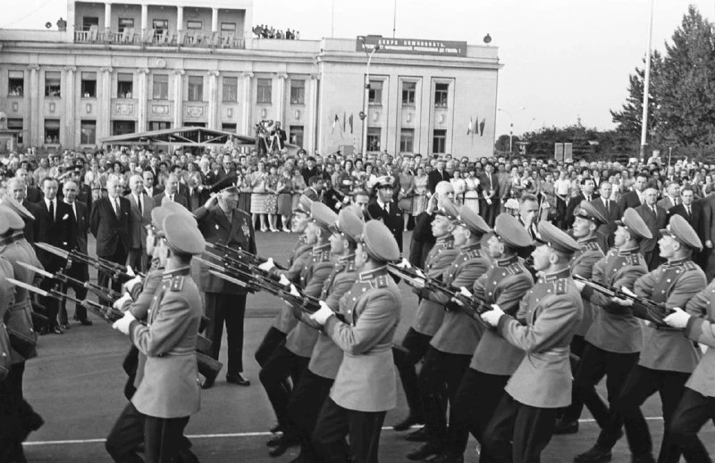 Генерал Шарль де Голль в ленинградском аэропорту 27 июня 1966 года. Надпись на транспар...
