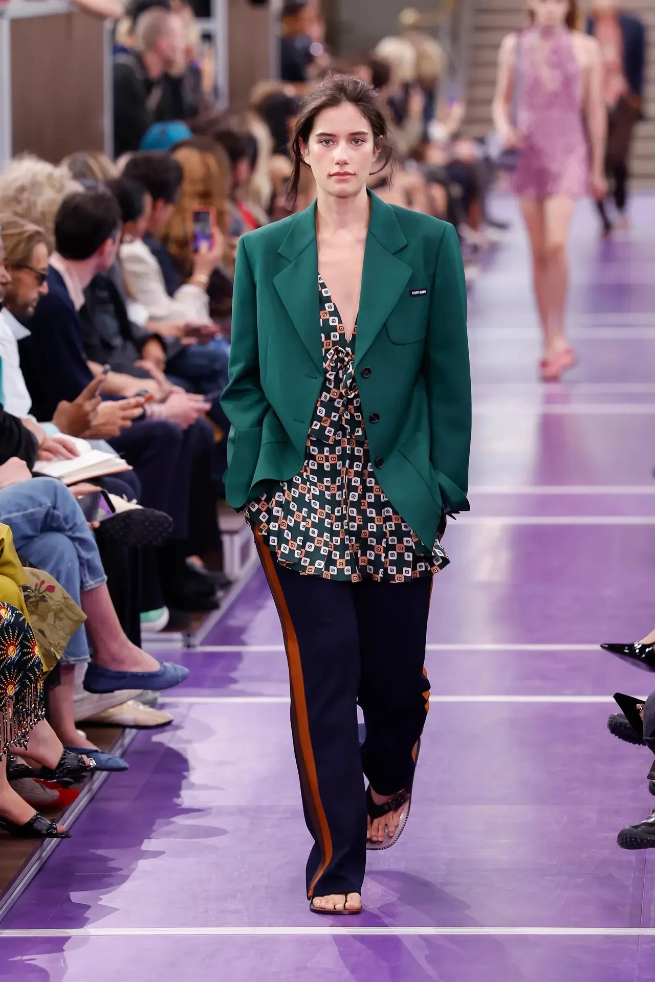 В Париже на показе Miu Miu SS27 прошел парад голливудских династий и громких пар . На п...