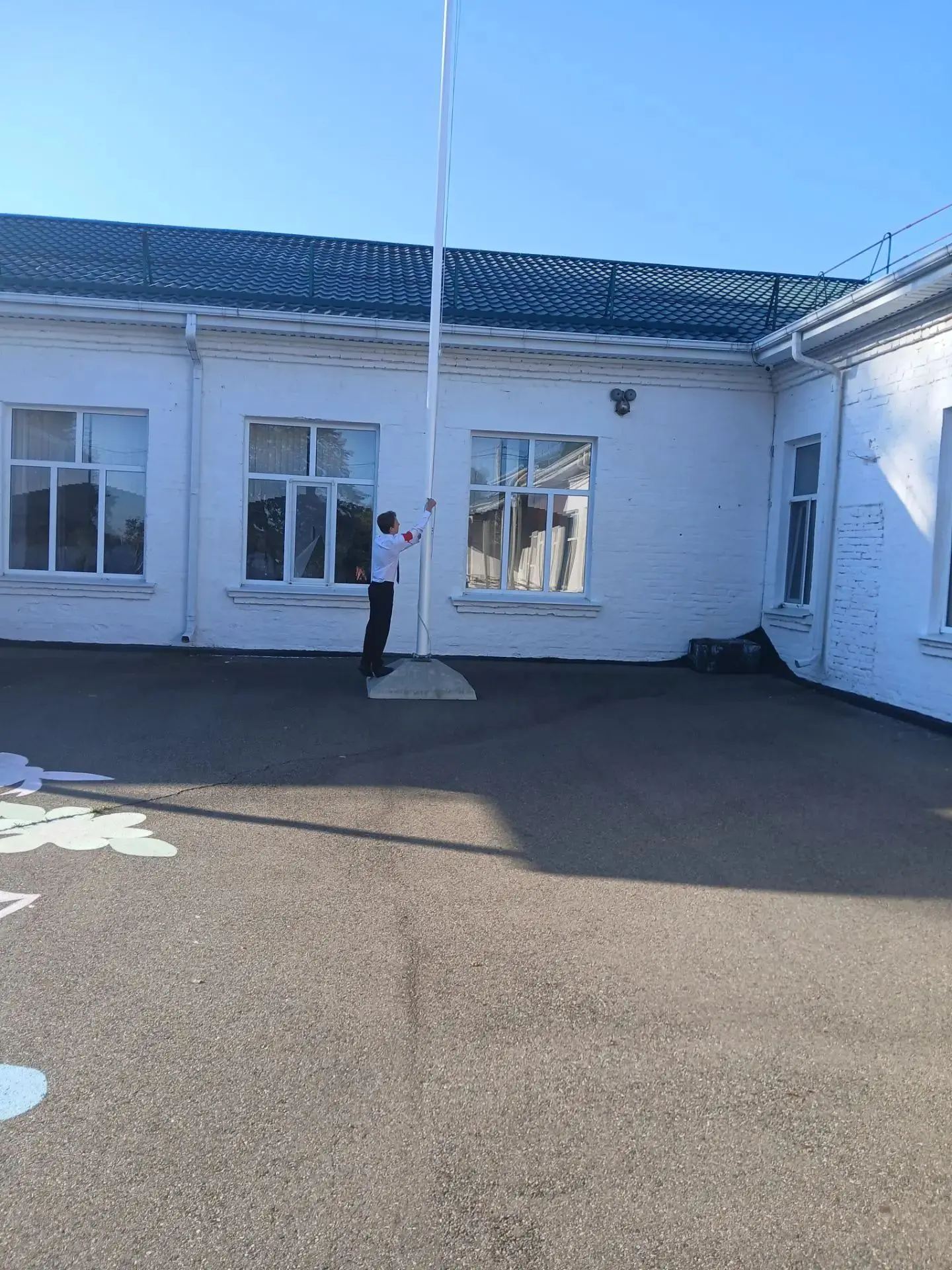 🇷🇺 Сегодняшнее утро началось по доброй школьной традиции — с торжественной линейки. П...