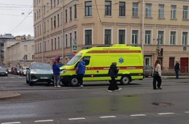 В Петербурге иномарка протаранила машину скорой с пациентом