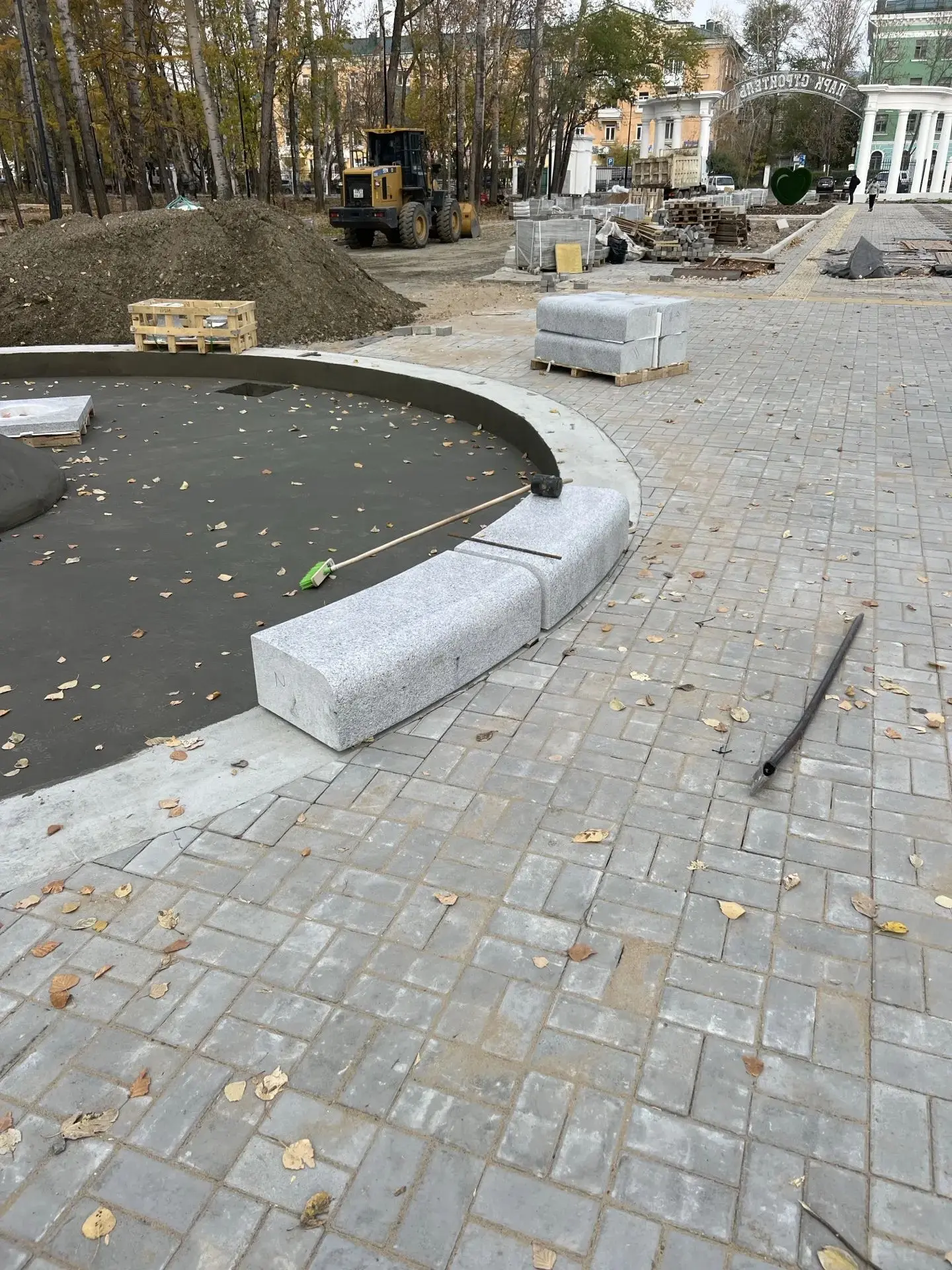 В парке Строитель приступили к сборке фонтана.