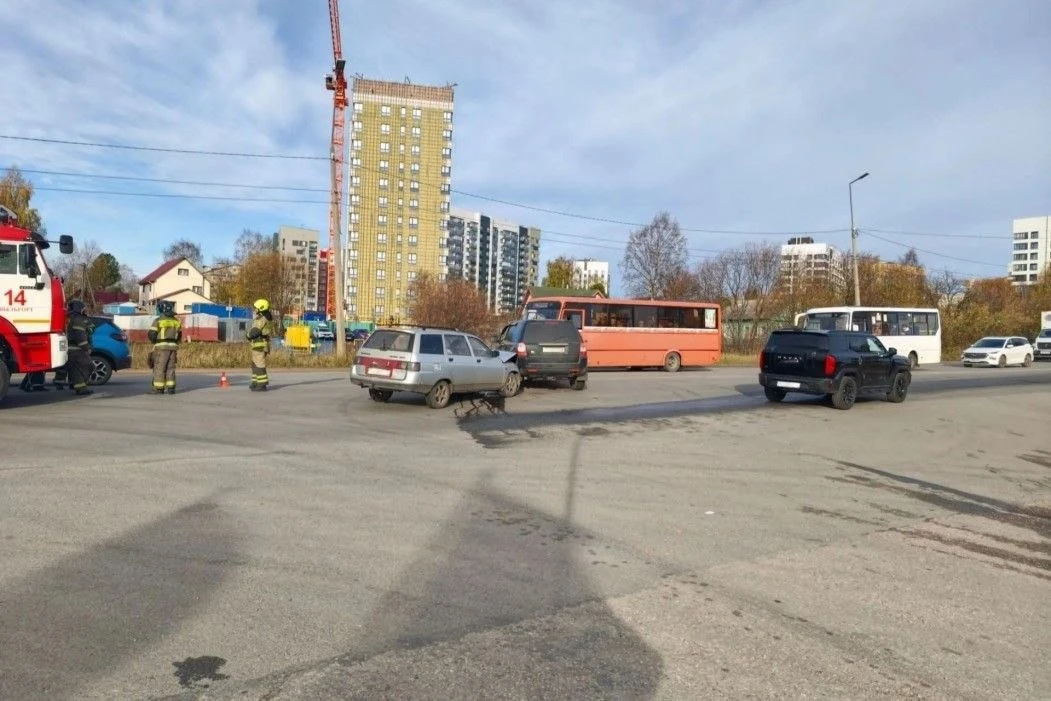 ДТП в Сыктывкаре: молодой водитель Land Rover спровоцировал аварию.