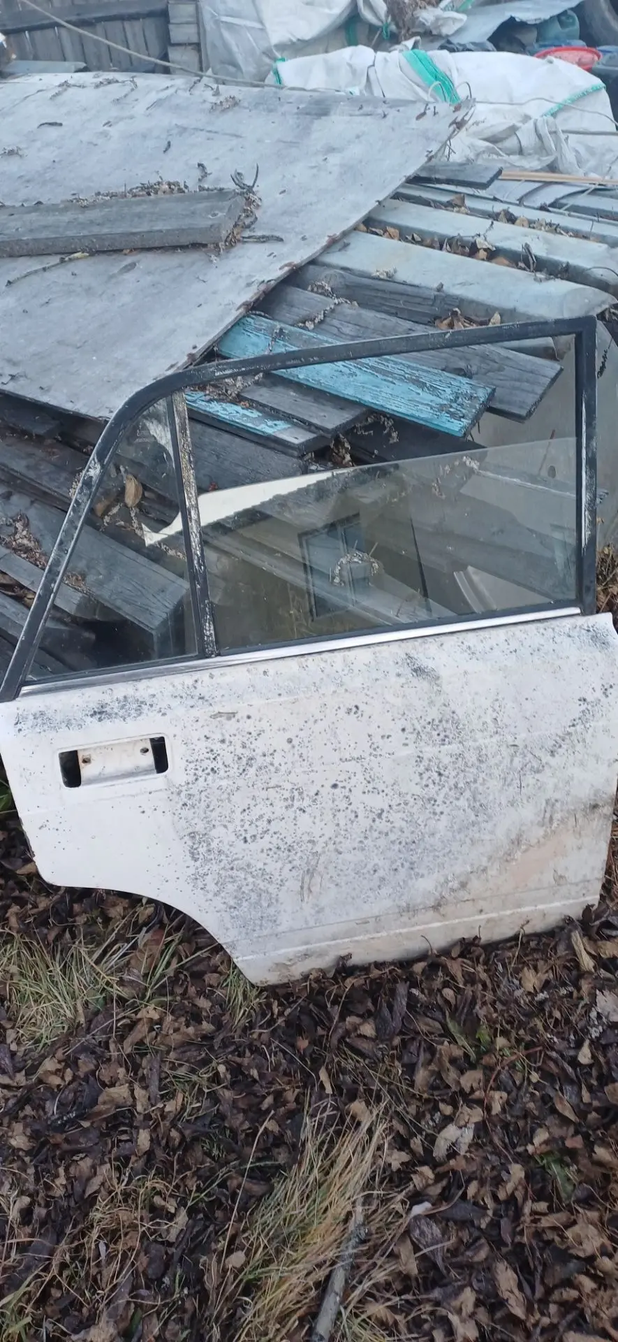 Продам дверь 2107,задняя правая, без шпакли, под покраску. Тел. 89145861005
