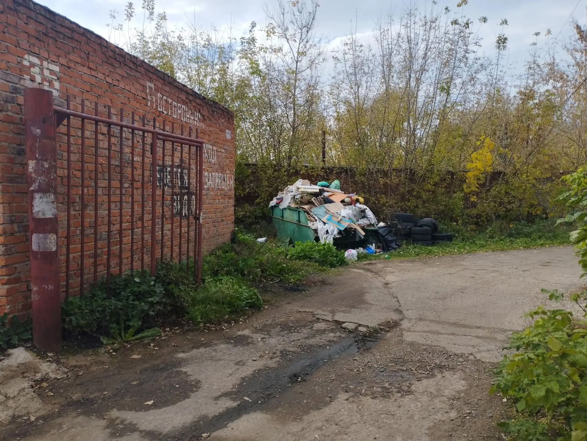 В гаражах в 15-м кооперативе по улице Чабьинской всё лето не вывозят мусор. Подобная си...