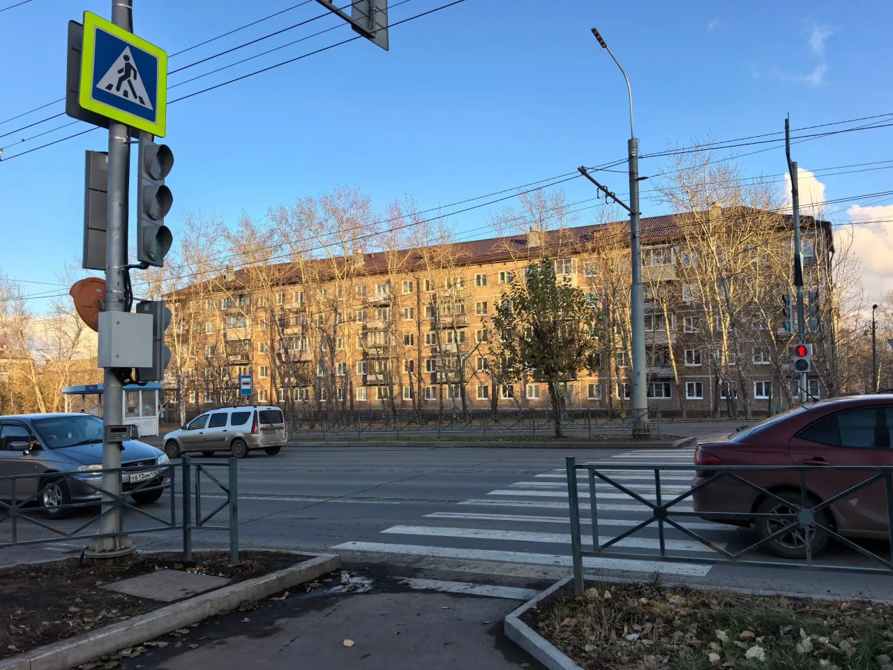 В Братске начал работать светофор на пешеходном переходе по улице Комсомольской, где пе...