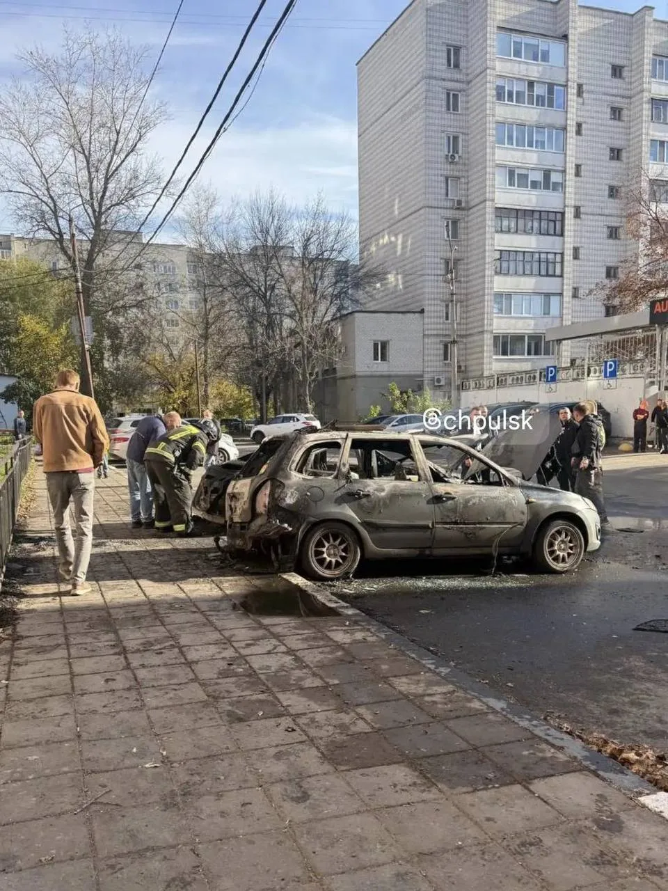 😰 Остатки сгоревших в переулке Робеспьера Hyundai Solaris и Lada Kalina.