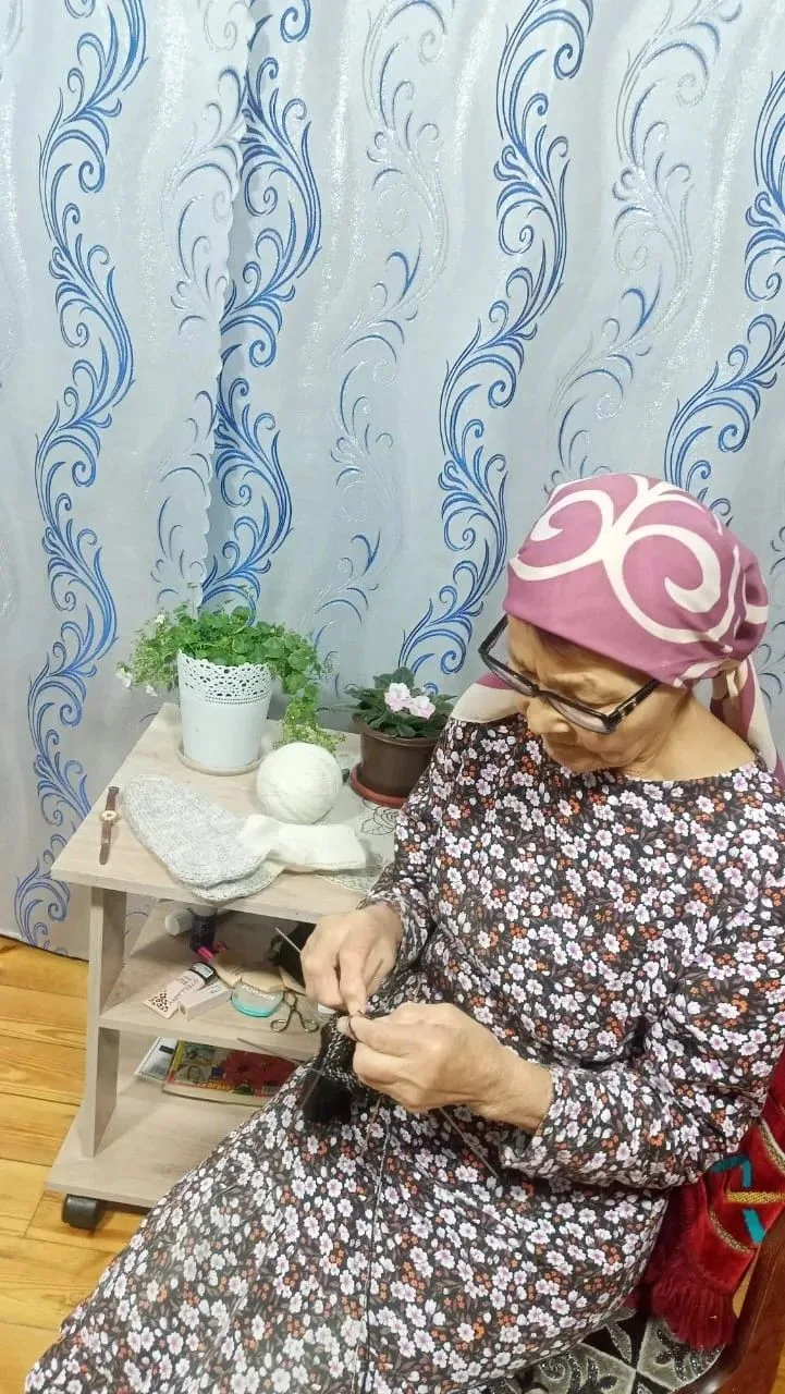 Гульнур Хасанова из деревни Тепяново вяжет шерстяные носки для бойцов специальной военн...