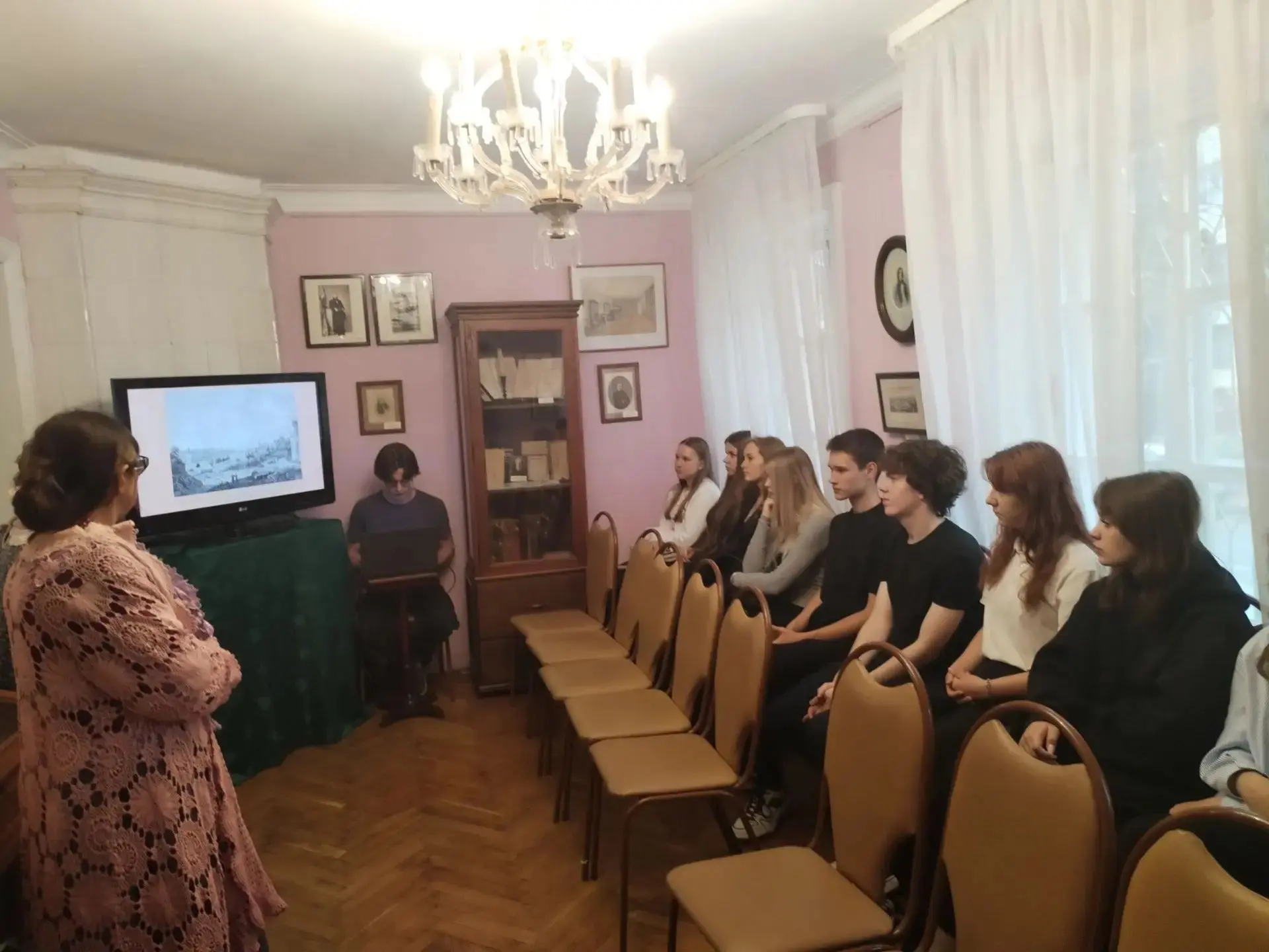 10б продолжает интеллектуальный вояж по г.Орлу! Сегодня с классным руководителем Абашин...