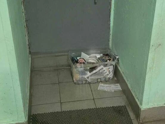 🧹 В Рязанском районе жители просят убрать подъезд