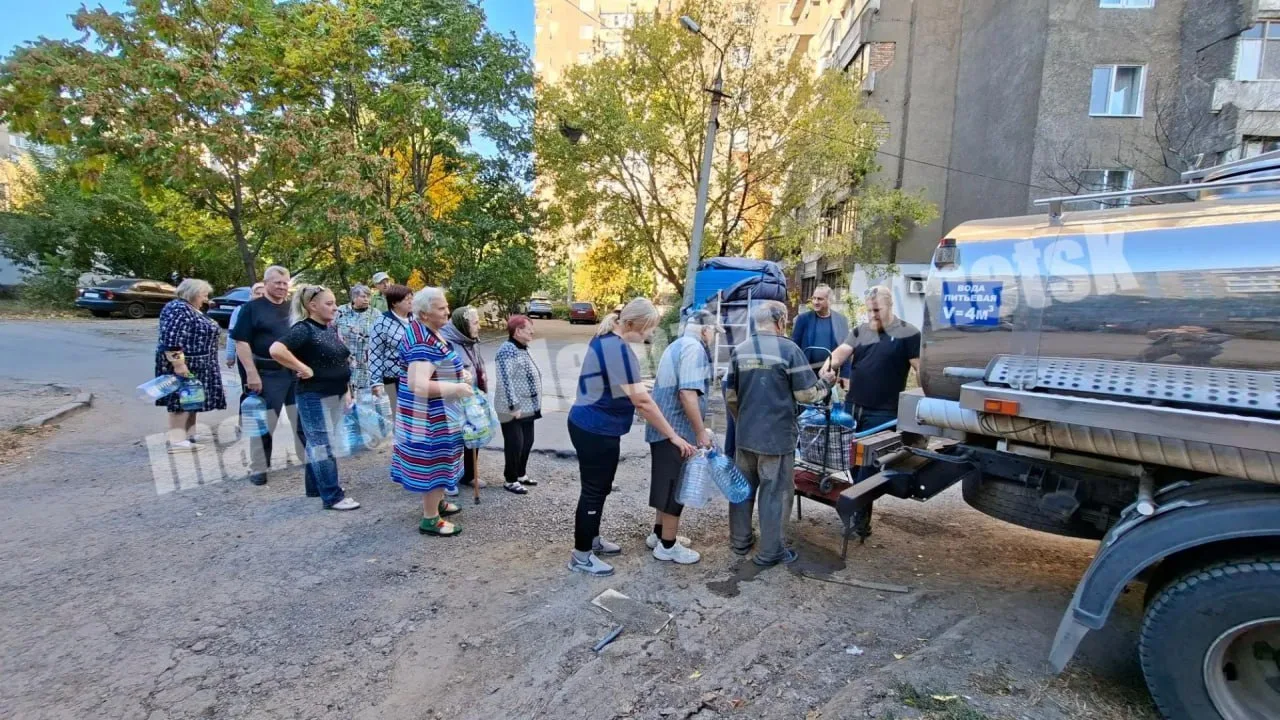 Сегодня донецкие производители воды бесплатно организовали доставку 4 тонн питьевой вод...