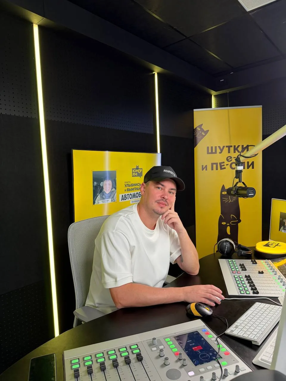 👀 Антон сидит и думает: ну когда же вы уже начнёте слушать нас в Яндекс Радио? А мы ве...