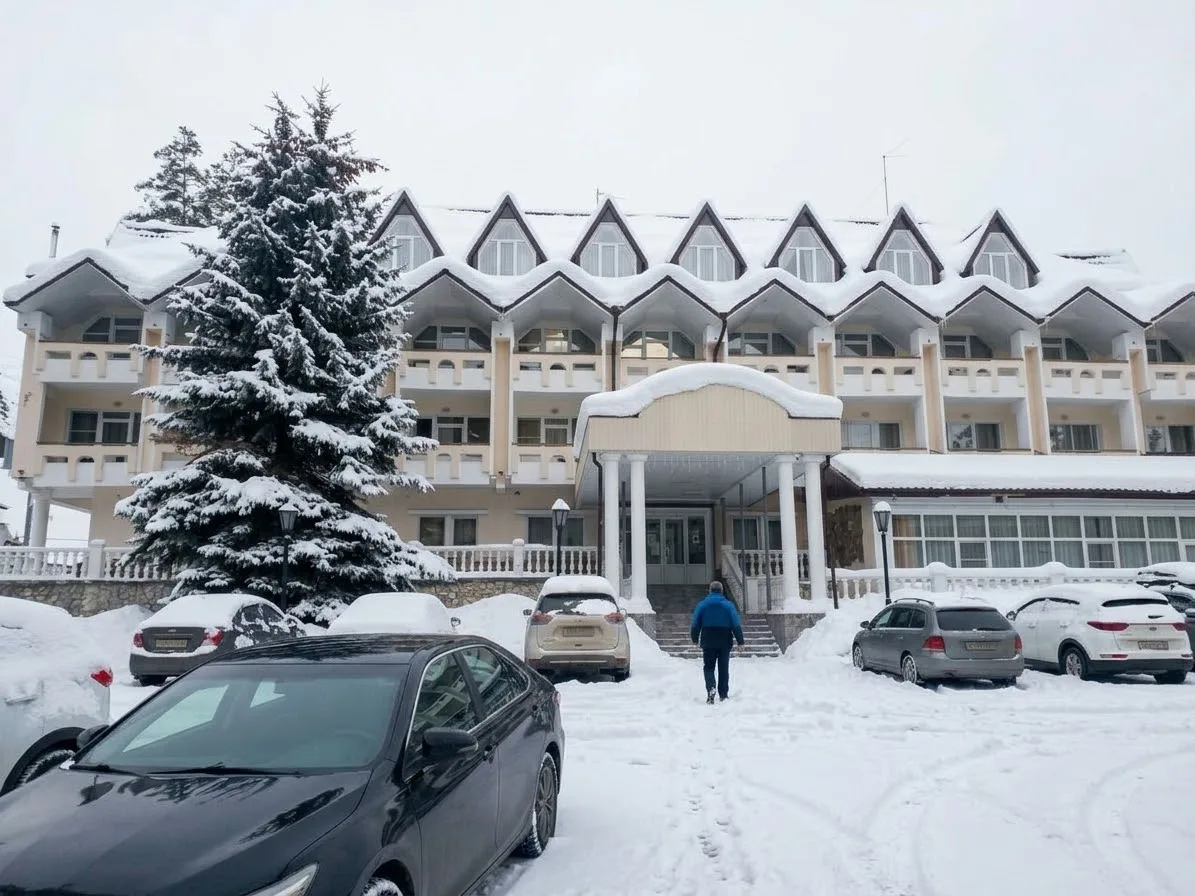 Пока в горах Архыза в самом разгаре золотая осень, любители зимних склонов уже активно ...