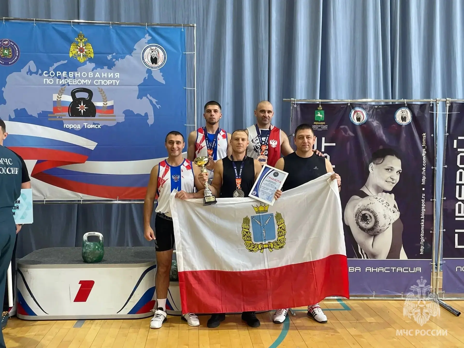 Команда саратовских пожарных вошла в тройку сильнейших на открытом Чемпионате по гирево...