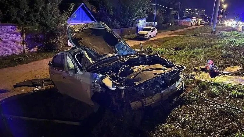 ⚠️ В Орле 22-летний водитель протаранил ограждение, светофор и опору освещения — публик...