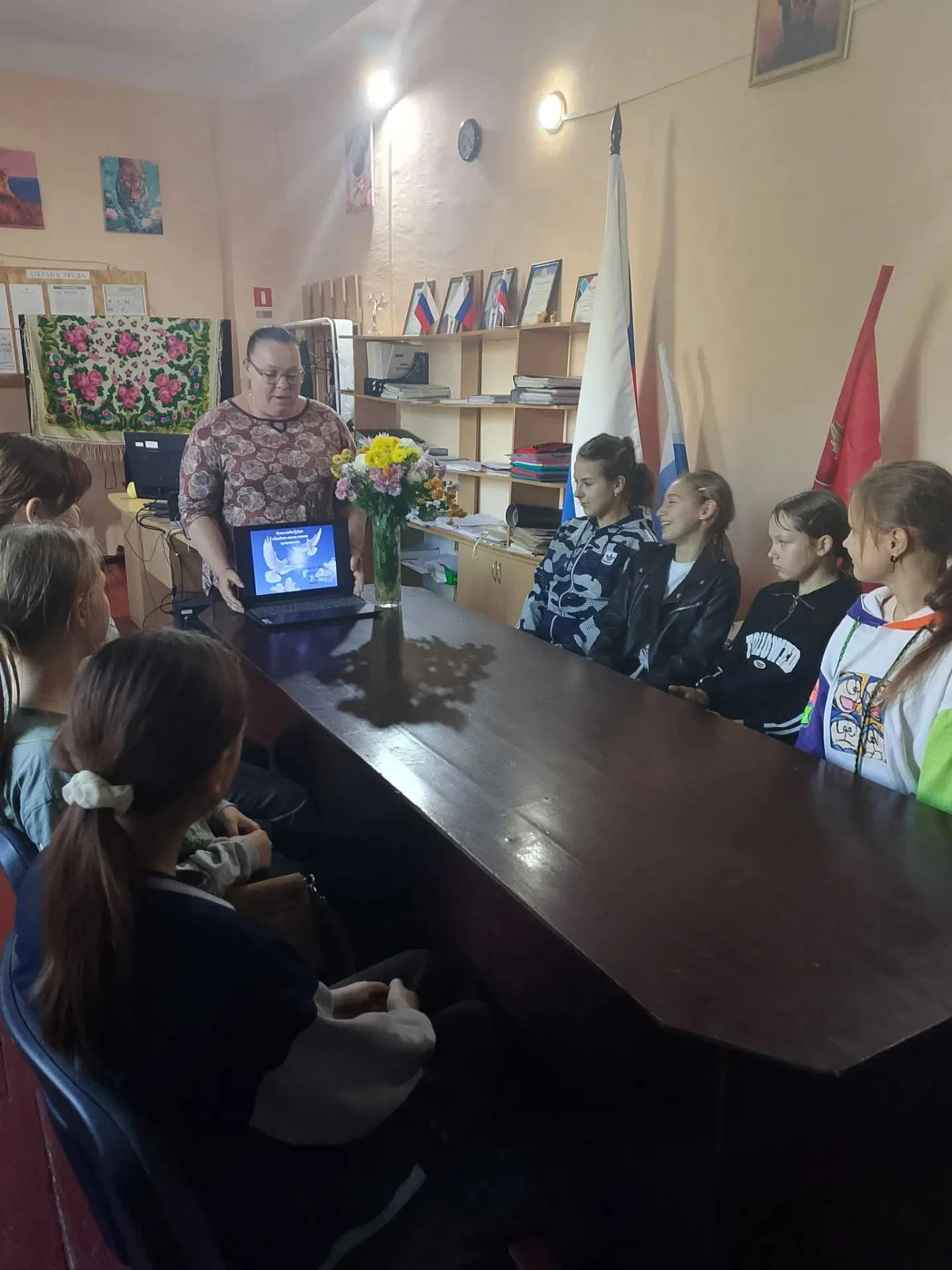 В МБУ «Клуб «Комсомолец» г.о.Торез» прошел информационный час «Толерантность – дорога к...
