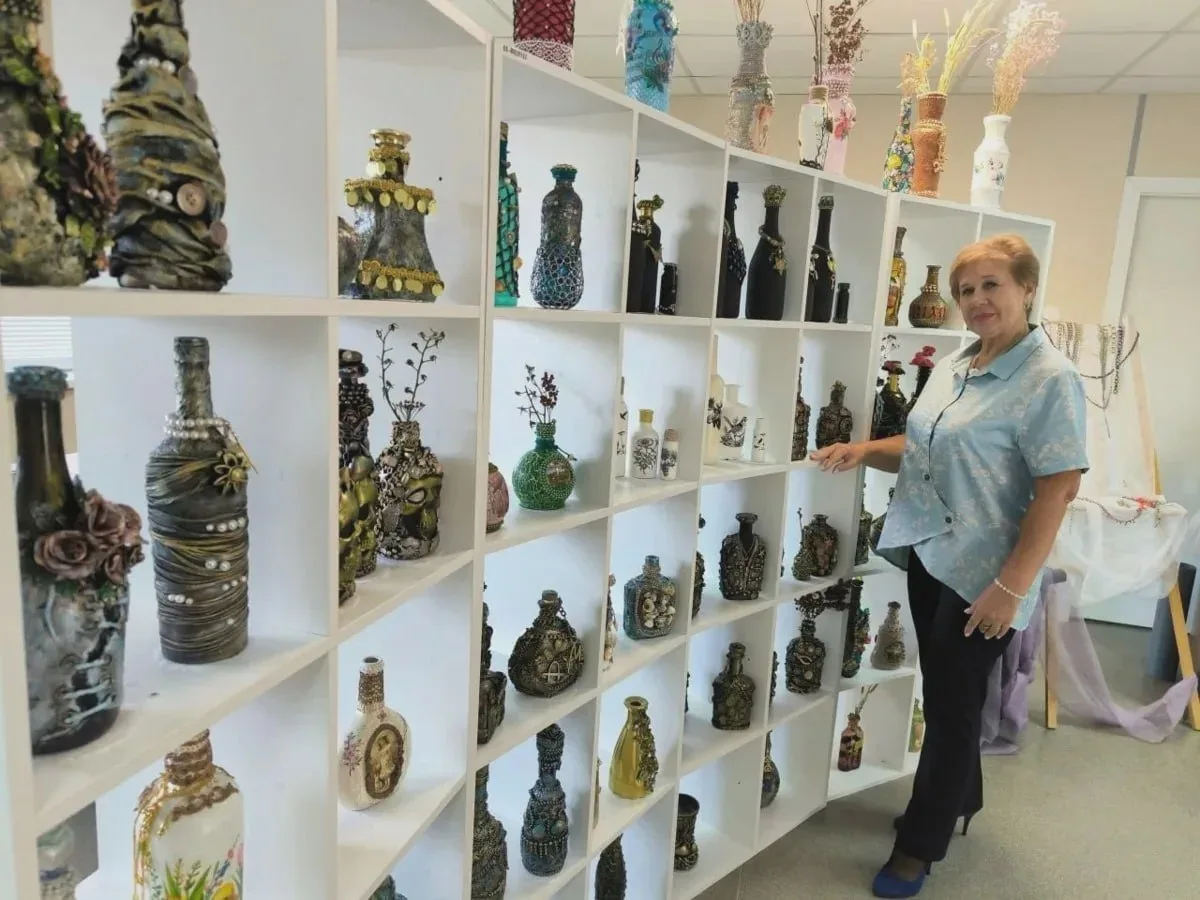 Елена Сынгизова украшает бутылки