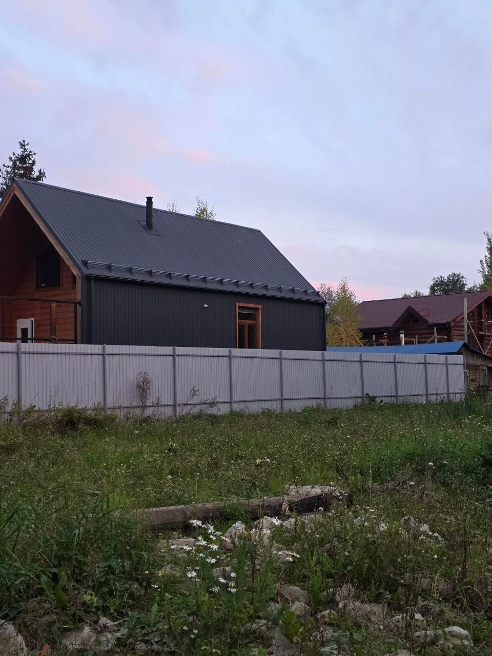 В садоводстве в Усть-Славянке активно строят новые большие дома. Люди обживаются.