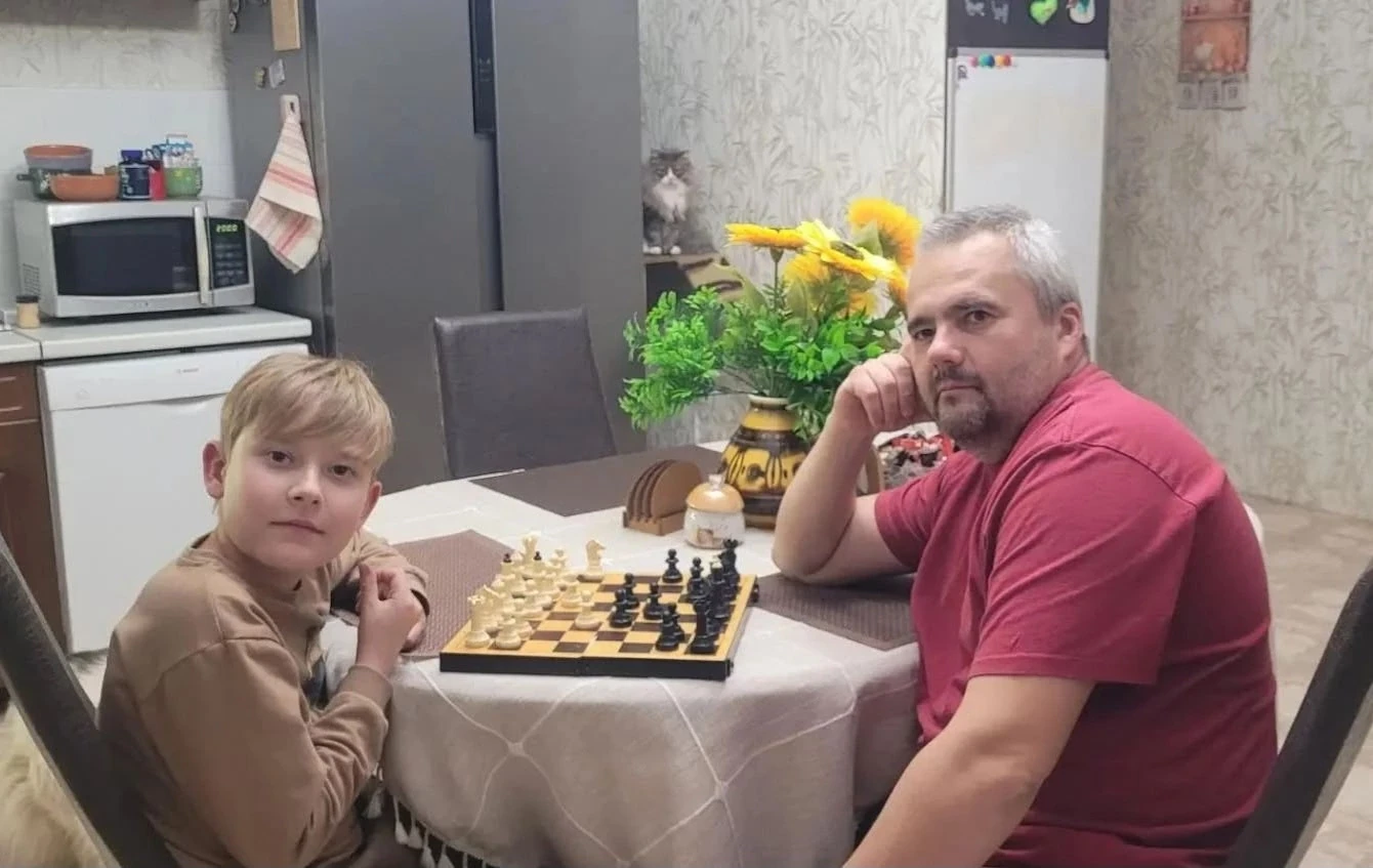 📸 В школьной фото-акции «Обнимая папу» принимает участие Холопов Константин 👨‍👧