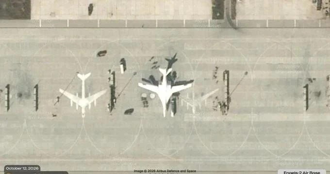 Ту-160 на военно-воздушной базе Энгельс-2 готовят к боевому вылету. На фотографии со сп...