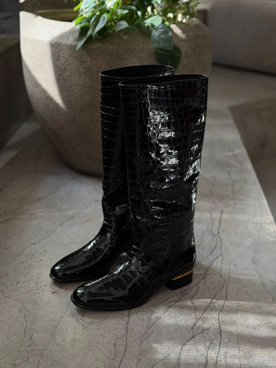 Новые сапоги Chanel из лакированной телячьей кожи с тиснением под крокодила, коллекция ...