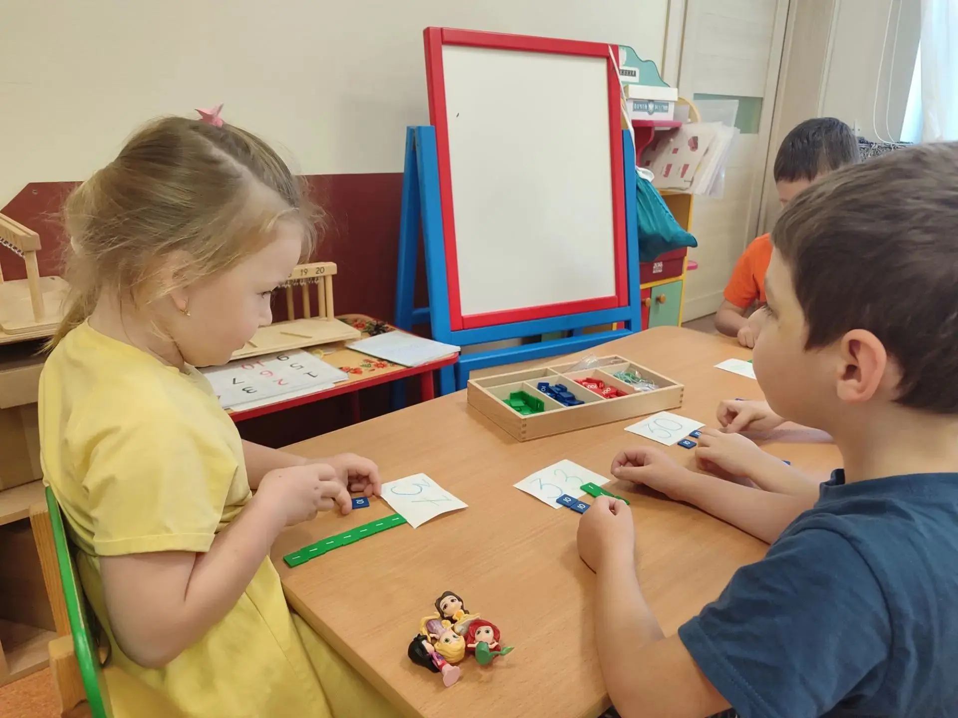 Кружок «Монтессори математика» для детей 5-7 лет в д/о «Незабудка».