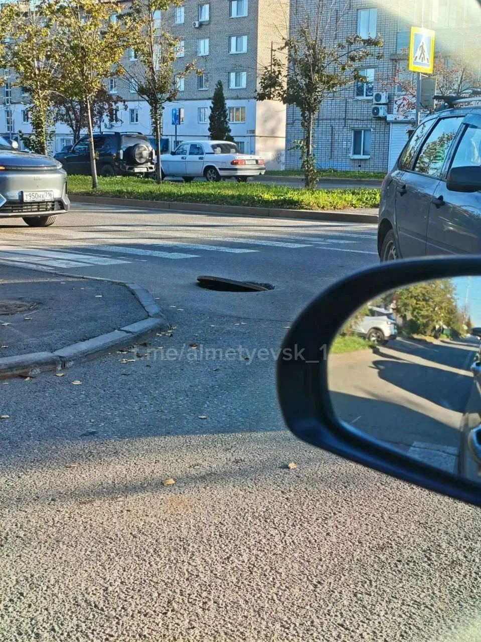 На проезжей части в Альметьевске появился опасный колодец.