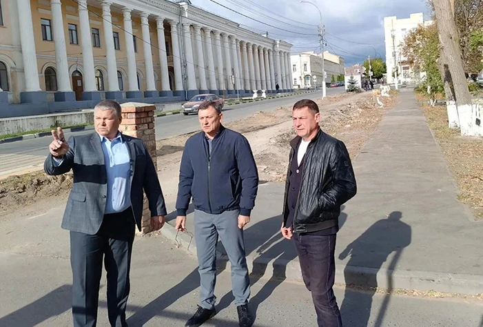 💥 Вольские чиновники до 15 ноября хотят сделать парковку у центрального сквера