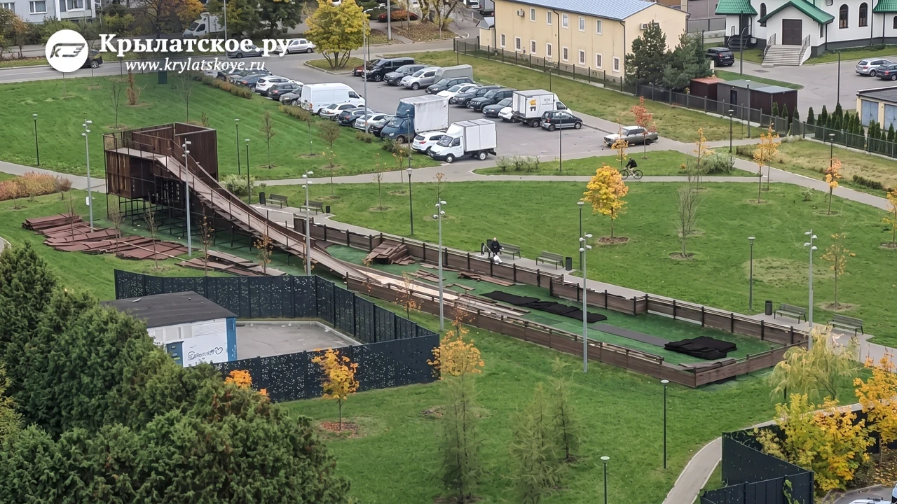 ⚡ В местных чатах обсуждают «чудо-горку» на Рублевском шоссе - ее начали разбирать.