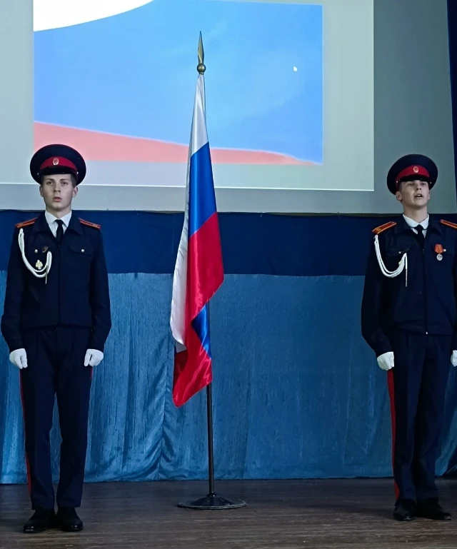 🇷🇺 С флагом и гимном — в новую учебную неделю!