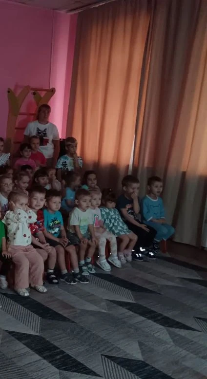 Конечно помимо танцев было самое 3D шоу, которое судя по фото, Настюху не так вдохновил...