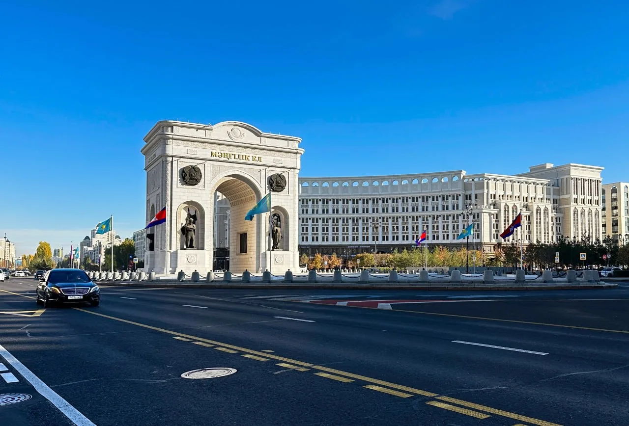 На улицах Астаны появились новые флаги. Теперь Камбоджа.