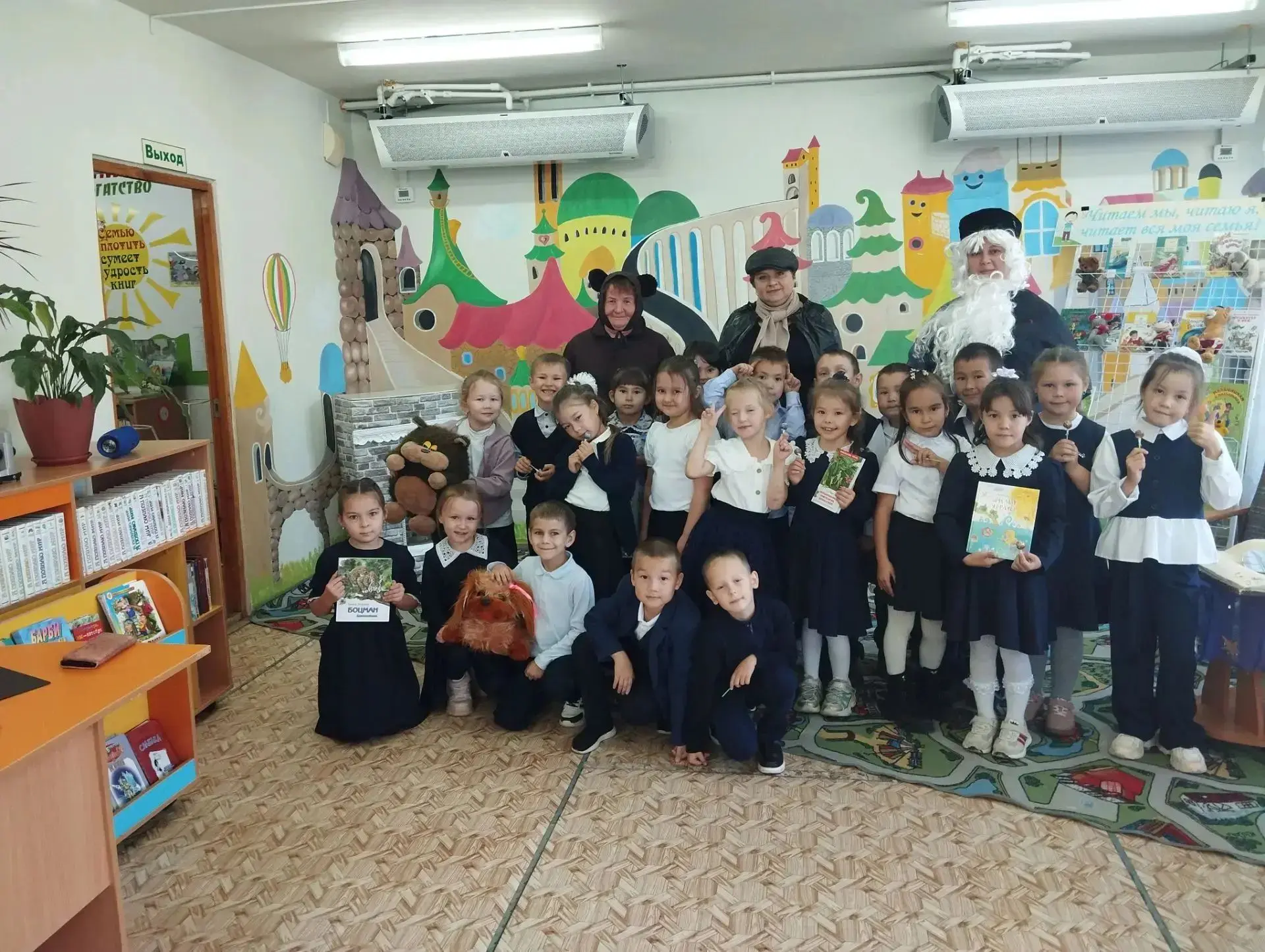 📚 Первое знакомство с книжным царством: 1«Б» в районной библиотеке!