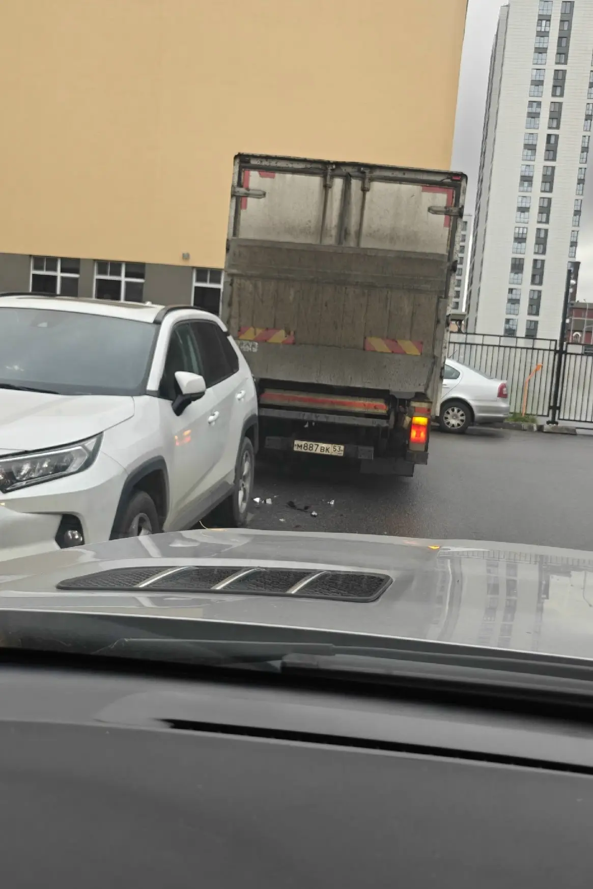 В 13:50 во дворах Ультрамариновой ул. (Дальневосточный пр. дом 19к1) грузовик ударил пр...