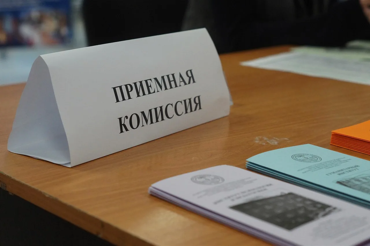 Абитуриентов в России хотят обязать оплачивать первый семестр ещё до начала учёбы. Так ...