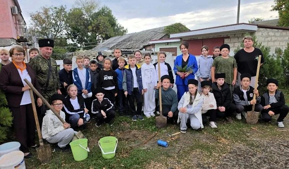 В школе посёлка Виноградного высадили «Сад Памяти»
