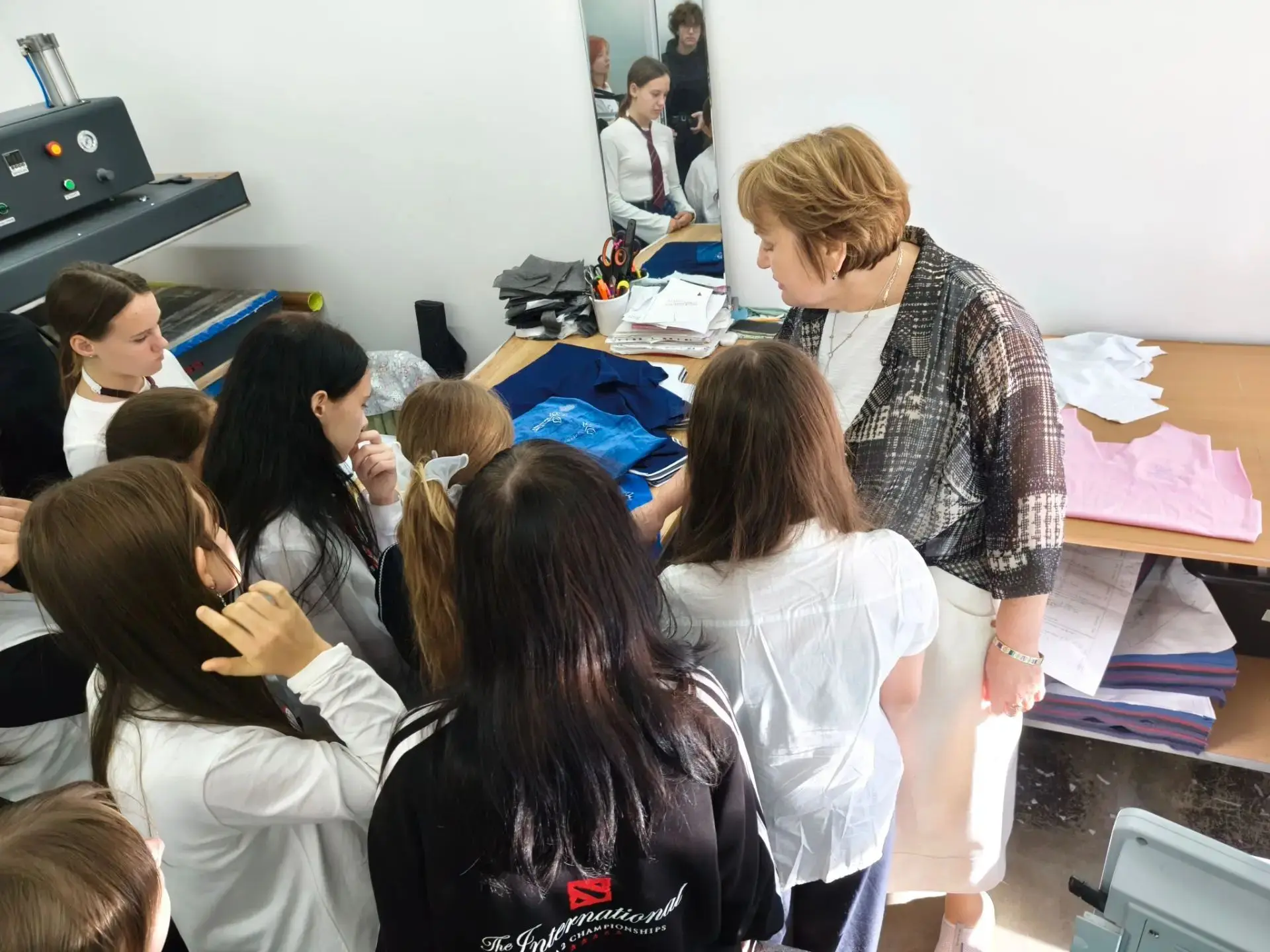 Сегодня для учащихся 6 "А" класса урок труда прошел в необычной форме. 🤩 Девочки посет...