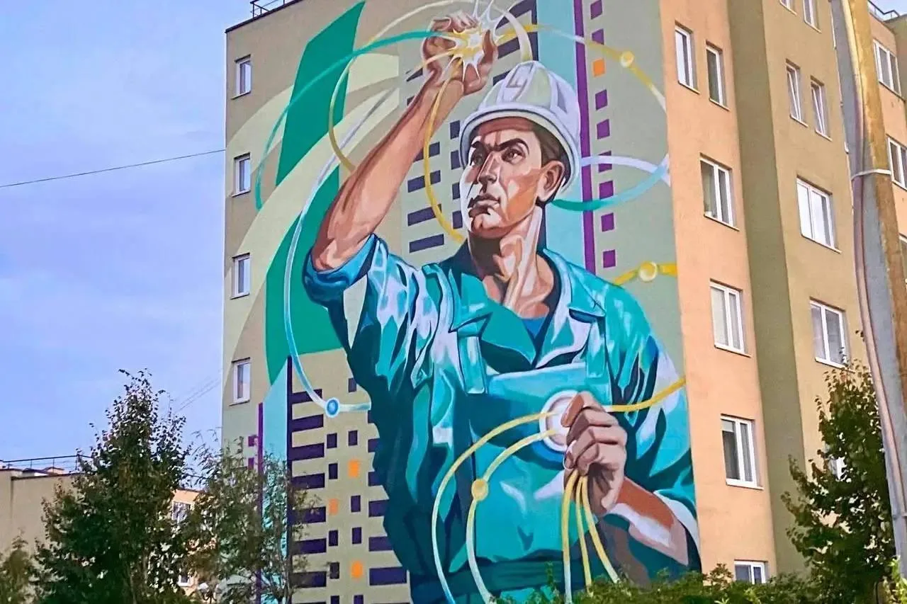 🎨 Какая красота! Советск украсил мурал «Дирижёр энергии»