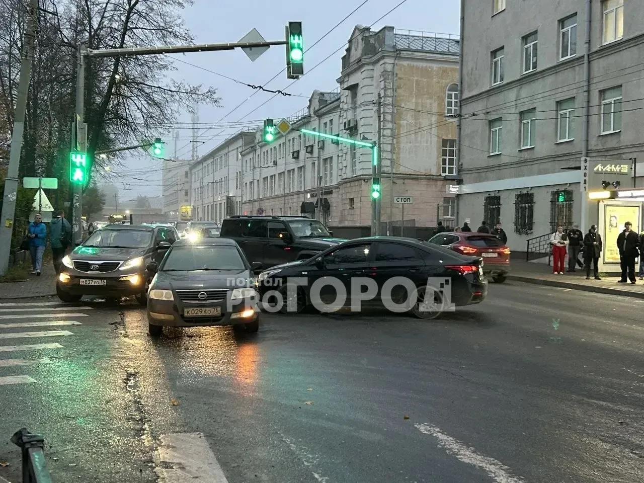 В Ярославле вечерний час пик парализовало ДТП у ЦНТИ, где на регулируемом перекрёстке с...