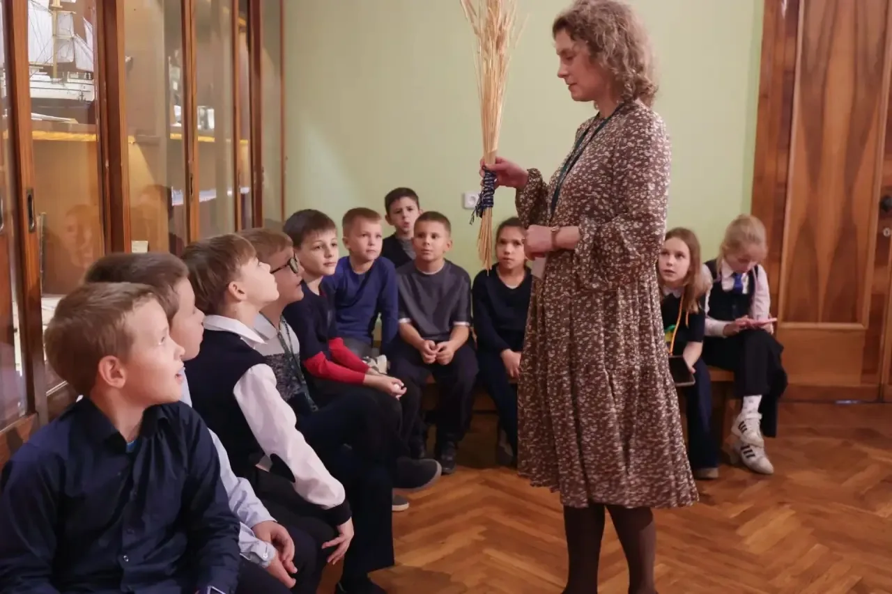 🕰️ 8 октября ученики 2 "В" класса побывали в Музее политической истории — и это было н...