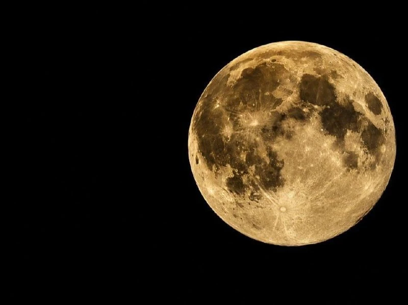 🌌 Ноябрь порадует москвичей суперлунием и тремя звездопадами