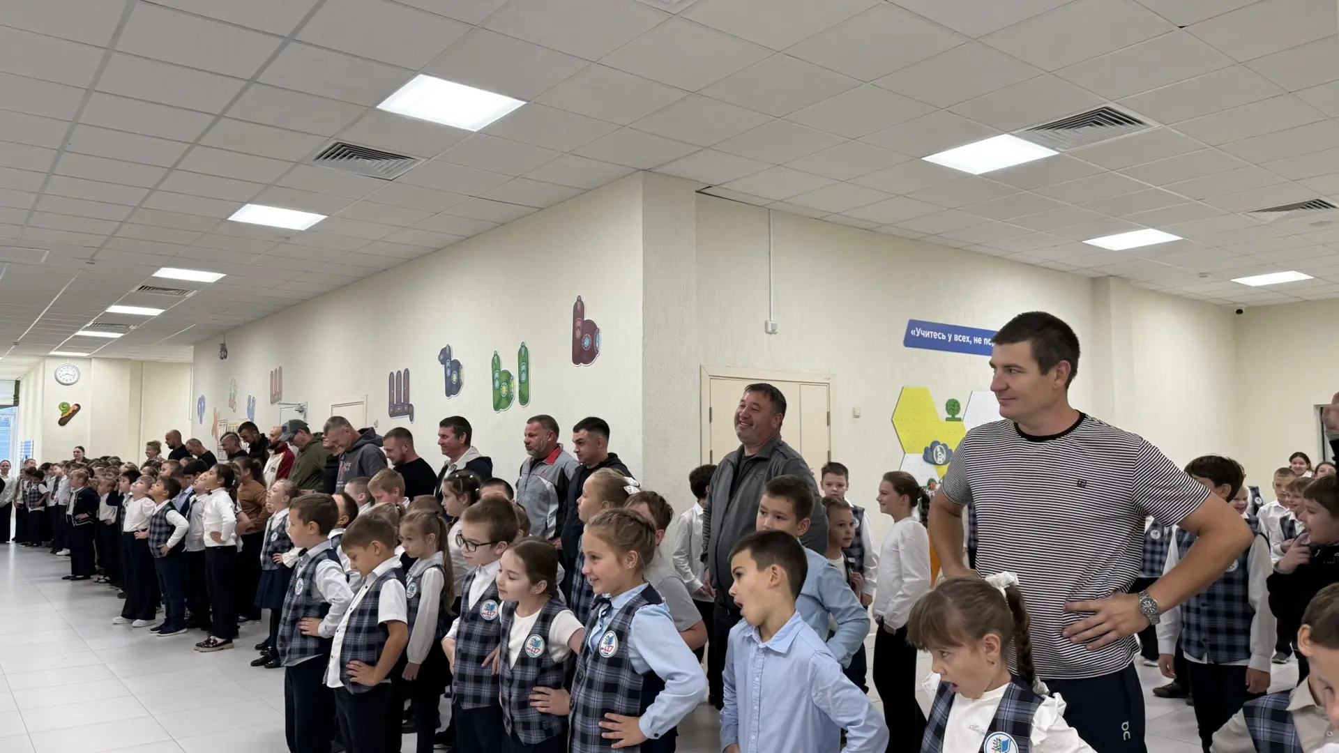 🏫В МБОУ СОШ № 17 прошла трогательная и энергичная акция «Зарядка с папой», приуроченна...