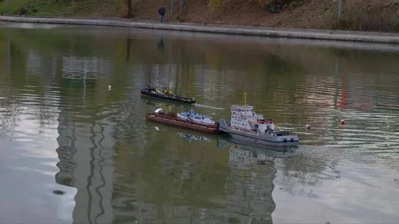 🚤 В пруду усадьбы Покровское-Стрешнево заметили буксир