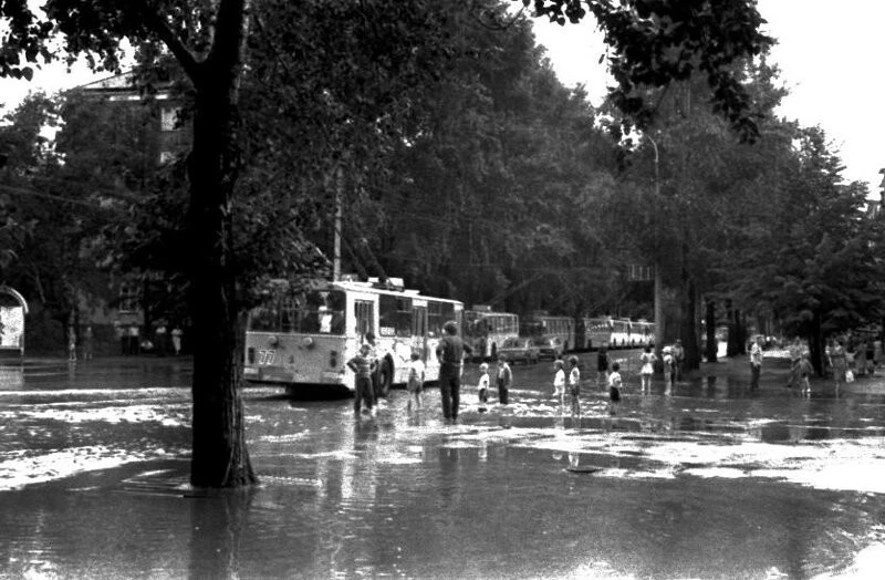 Кемерово, 1990г июль. Дождевое море у кинотеатра Космос