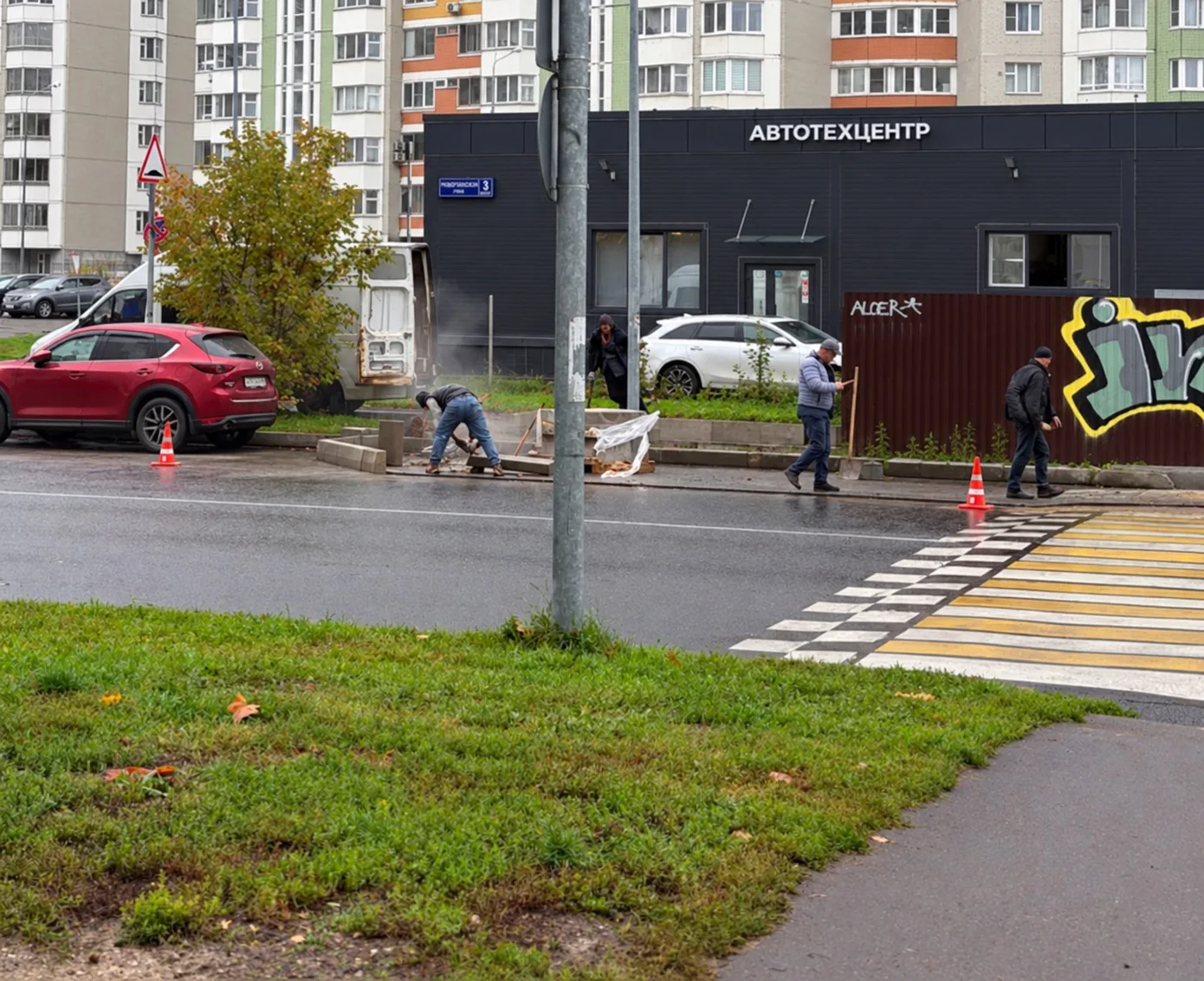 «Ведутся активные работы около забора на Рождественской. Видимо, будут расширять тротуа...