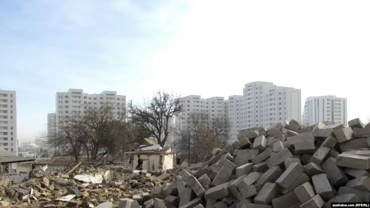 12 часов без выходных, один суп в день и ни рубля зарплаты: уроженца Беларуси освободил...