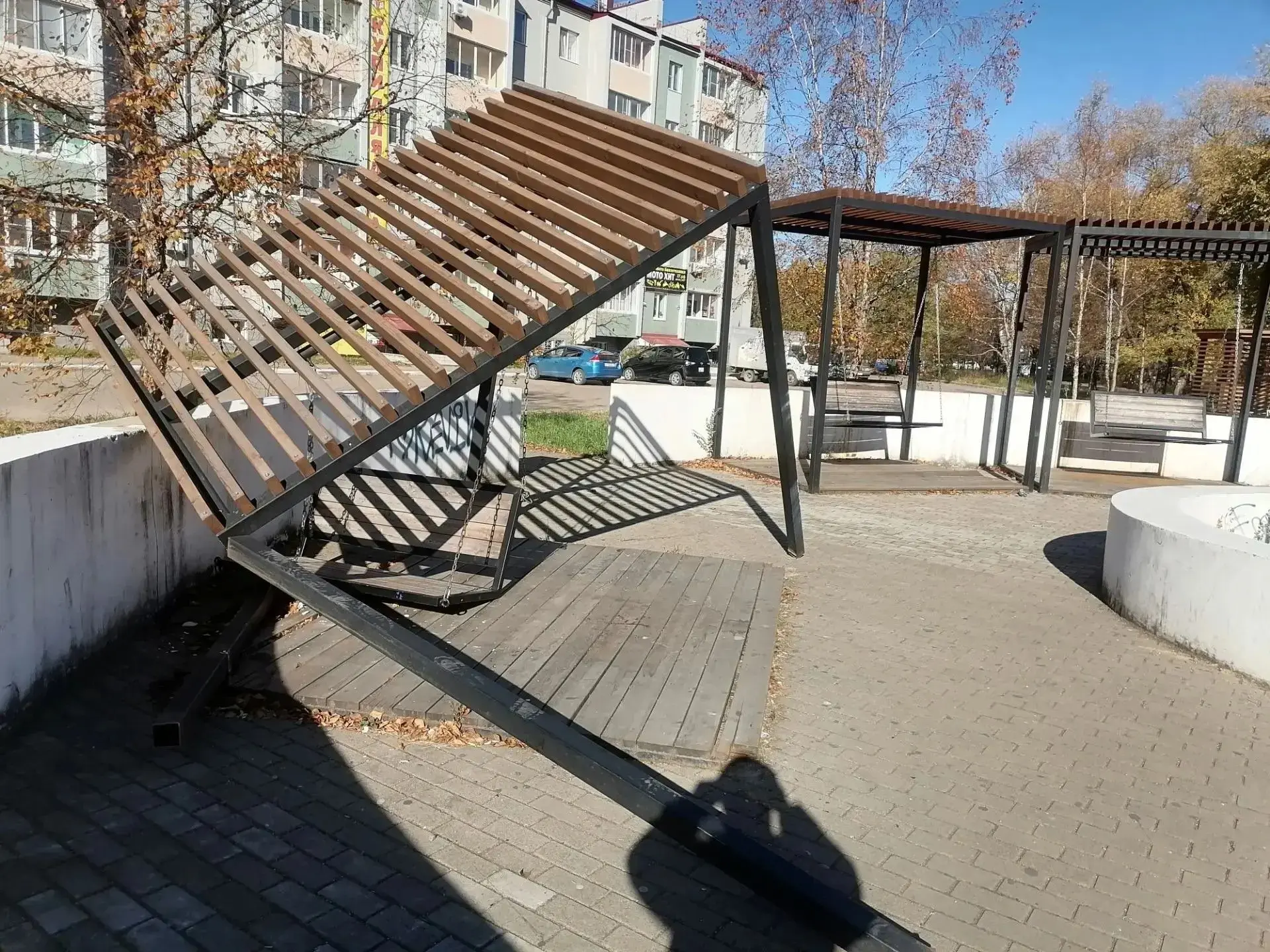 👀 Теневой навес в сквере «Время» сломали в Биробиджане